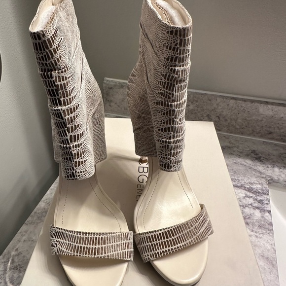 BCBG Maemi Suede Snake Print Heels size 8 NIB - Picture 9 of 9